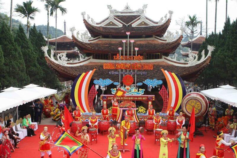 Dâng hương tại lễ hội chùa Hương