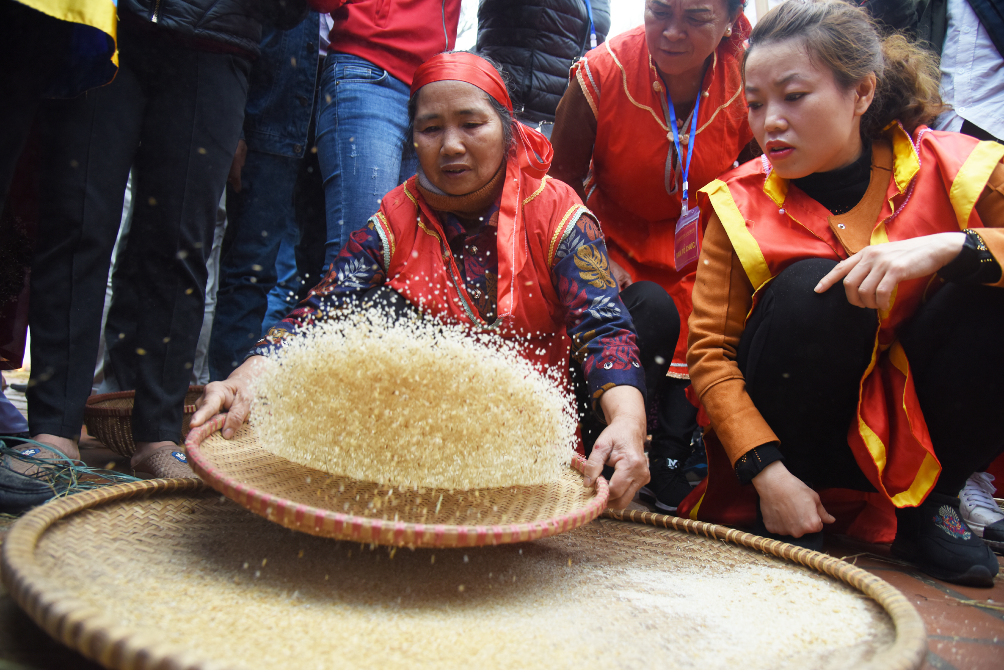 Dân làng sàng gạo thi thổi cơm