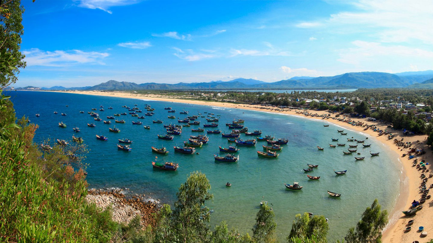 Vịnh Xuân Đài với nhiều vũng biển và bãi tắm